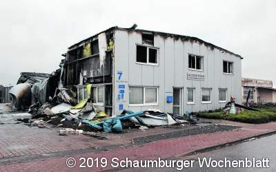 Feuer vernichtet Fabrikhalle