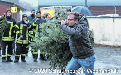 Tannenbäume werden zum 
Sportgerät bevor sie brennen