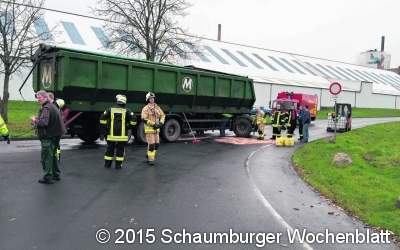 Feuerwehr pumpt Diesel ab