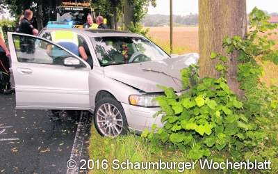 49-Jährige Autofahrerin schwebt  nach Baumunfall in Lebensgefahr