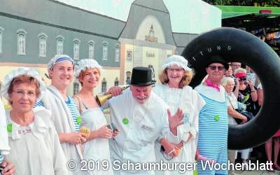 Große Party in historischer Badekleidung