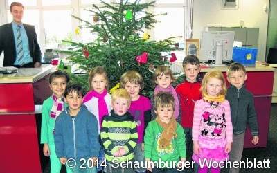 Die Rehrener Kita-Kinder schmücken den Tannenbaum