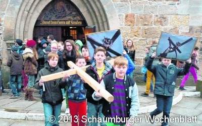 Jugendliche mit Holzkreuz auf dem 