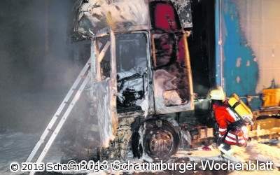 Lastwagen brennt auf der Autobahn