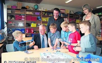 Schüler bauen und konstruieren mit Lego