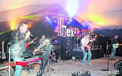 Rockmusik im Zelt und Party