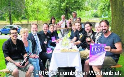Nettes Fest unter alten Bäumen