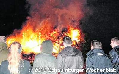 Weihnachtsbäume werden zum Sportgerät, bevor sie brennen