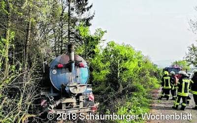 Gülletransporter rutscht in ein Waldstück