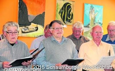Kinder und Männer singen