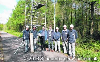 Avacon-Auszubildende tauschen Leuchtenköpfe in der Wildtierstation