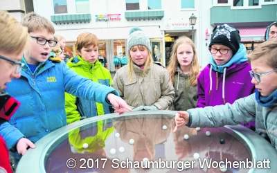 Ab geht‘s am Murmeltisch in der Fußgängerzone