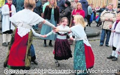 Trachtentänze auf dem Marktplatz und vor dem Bückeburger Schloss