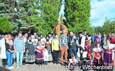Familiäres Erntedankfest auf dem Hof Brunkhorst Gleich drei Generationen begrüßen die zahlreichen Gäste LINDHORST (bt). Gleich drei Generationen der Familie Brunkhorst hießen die zahlreichen Gäste, die sich zum Erntedankfest auf dem Hof von Heinz – Wilhelm und Else Brunkhorst in Eichhöfe eingefunden hatten, willkommen. Neben den Eltern waren Tochter Anja sowie die Söhne Alexander und Christian anwesend – letzterer hatte den sechs Monate alten Sohn Felix auf dem Arm. Erntebauer Heinz – Wilhelm Brunkhorst freute sich sehr, dass gleich drei Generationen der Familie die Menschen begrüßen konnten und lud zu belegten Broten sowie Kaffee und Kuchen ein. 