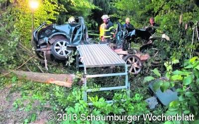 Feuerwehr rettet eingeklemmten Fahrer