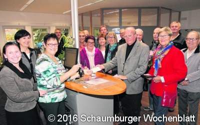 Hans Schettlinger gibt  letzte Überweisung ab