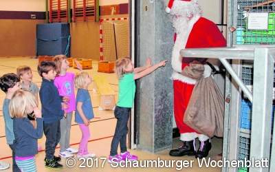 Auch der Weihnachtsmann guckt sich gerne Fußball an