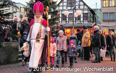 Im schönen Weihnachtsdorf die festliche Stimmung genießen