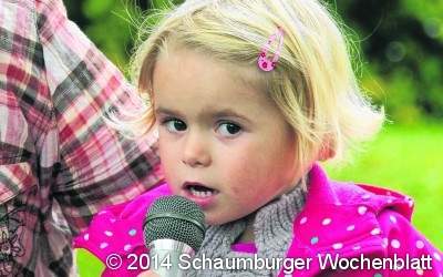 Die kleine Sharin singt 