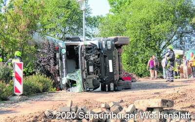 Lkw kippt zur Seite