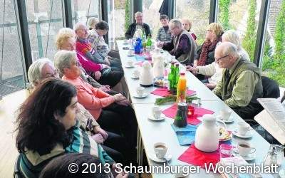 Das Erzählcafé schließt das Jahr in einer unterhaltsamen Runde mit Überraschung ab