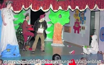 Olaf der Weihnachts-Schneemann verliert seine schönen Geschenke
