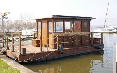 Hagenburger baut Floß für Steinhuder Kreuzfahrten