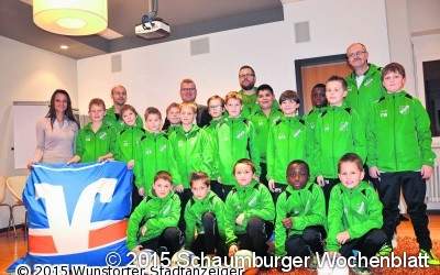 Neue Trainingsanzüge für den Nachwuchs des TSV Luthe