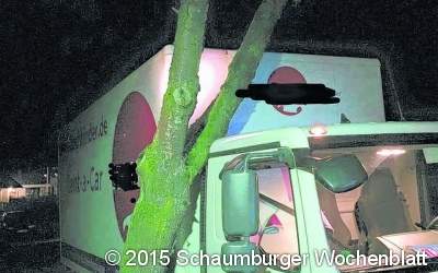 Baum setzt Lkw fest