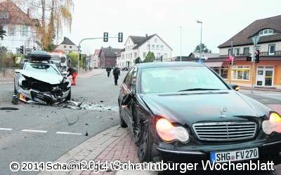 Zwei Autos prallen auf der Ampelkreuzung aufeinander