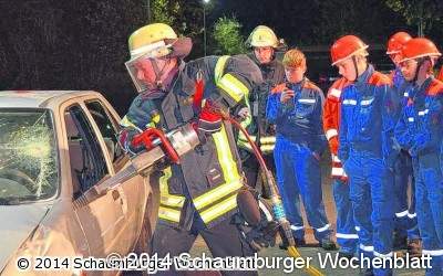 Übung zur Rettung eingeklemmter Personen aus Fahrzeugen absolviert Jugendfeuerwehr bekommt Dienst der besonderen Art / Hydraulisches Rettungsgerät im Einsatz