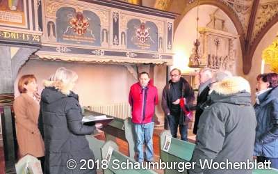 Graue Kissen für die Kirchenbänke