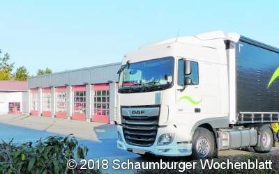 Wieder sorgt ein Lastzug für Behinderung