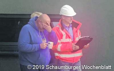 Ein Bushäuschen, ein Dixi-Klo und viel Gelächter