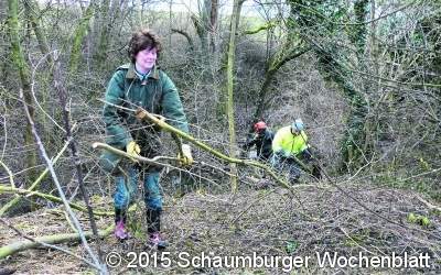 Nur wenig Helfer am Bach