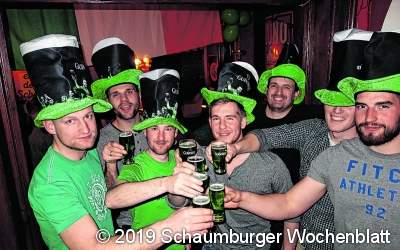 Grünes Bier und Rockmusik