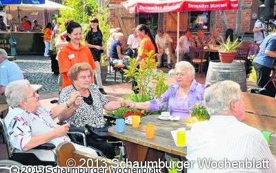 Jung und Alt vergnügen sich beim Sommerfest