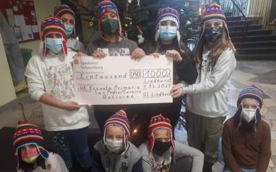 Scheck für Partnerschule in Bolivien