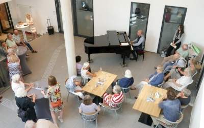 Mit einem Konzertflügel ein Musik-Atrium im Kurhaus eröffnet