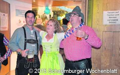 Bajuwarische Fröhlichkeit in Dirndl und Krachlederner