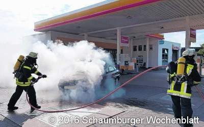 Pkw brennt an Tankstelle