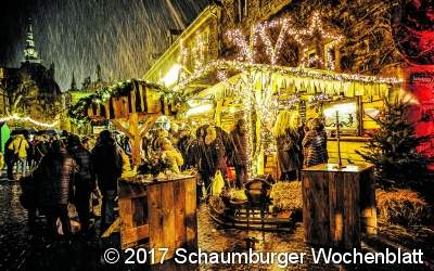 Mit Schirm, Schal und dem Glühwein