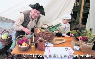 Elke und Karl Sochor kochen am offenen Feuer