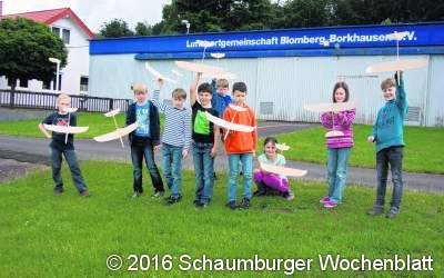 Grundschüler bauen Flugmodelle