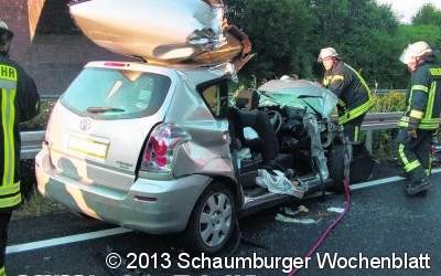 Pkw fährt unter Sattelzug