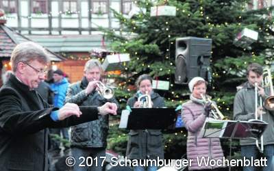 Stimmungsvolle Atmosphäre im Weihnachtsdorf genießen