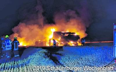 Wehren kämpfen gegen nächtlichen Großbrand