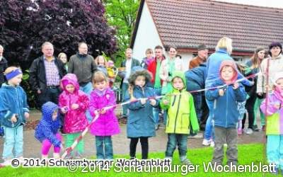 Die Einweihung des neu gestalteten Spielplatzes leidet unter Regenwetter