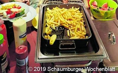 Kinder sammeln den Müll