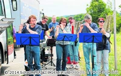 Reinsdorfer Spielmannszug reist mit Ruhebank und Wegweiser nach Grafenau